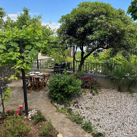 Leo - Free Parking Οπατία