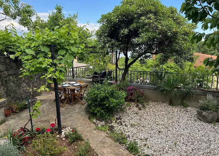 Leo - Free Parking オパティヤ